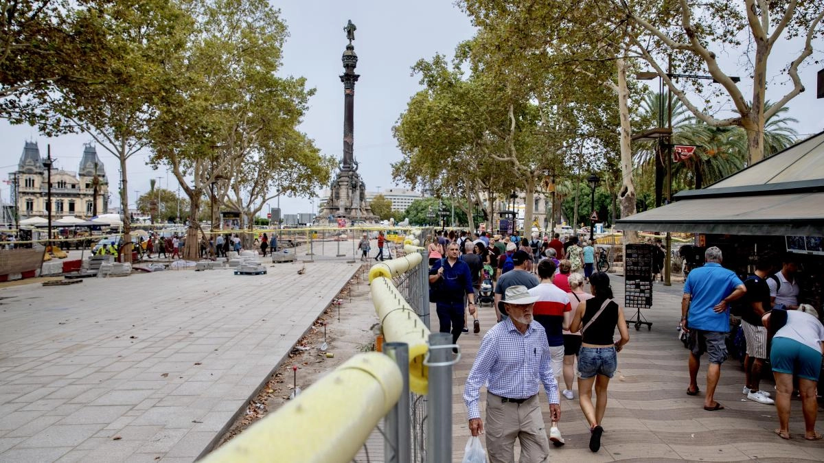 Among the free places to visit in Barcelona is La Rambla, where the city’s vibrant life is in full swing