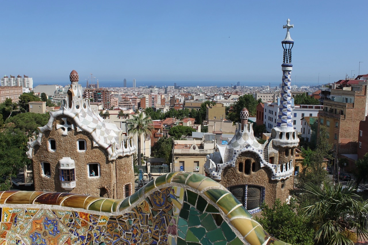 Among the free places to visit in Barcelona is Park Güell, which reflects the creative atmosphere of the great Gaudí