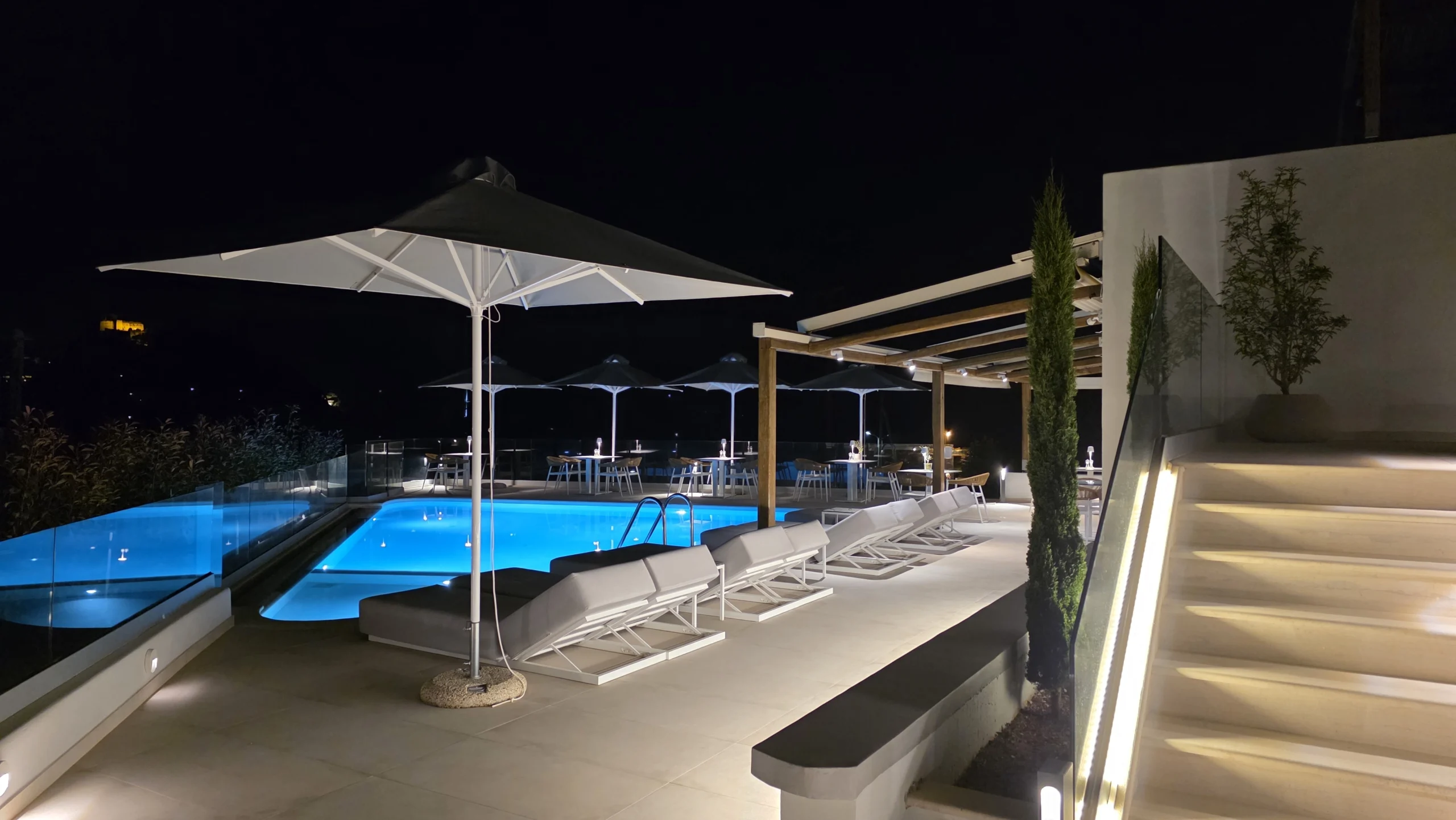 Alboro Seaside Suites open-air restaurant with night view