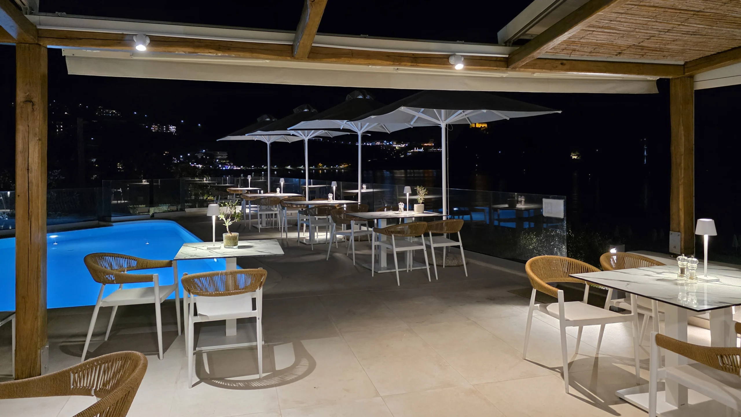 Alboro Seaside Suites open-air restaurant with night view